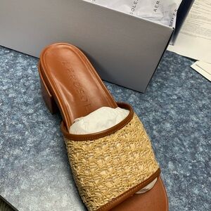 New never worn 10.5 Aerisoles slide shoes with heel.